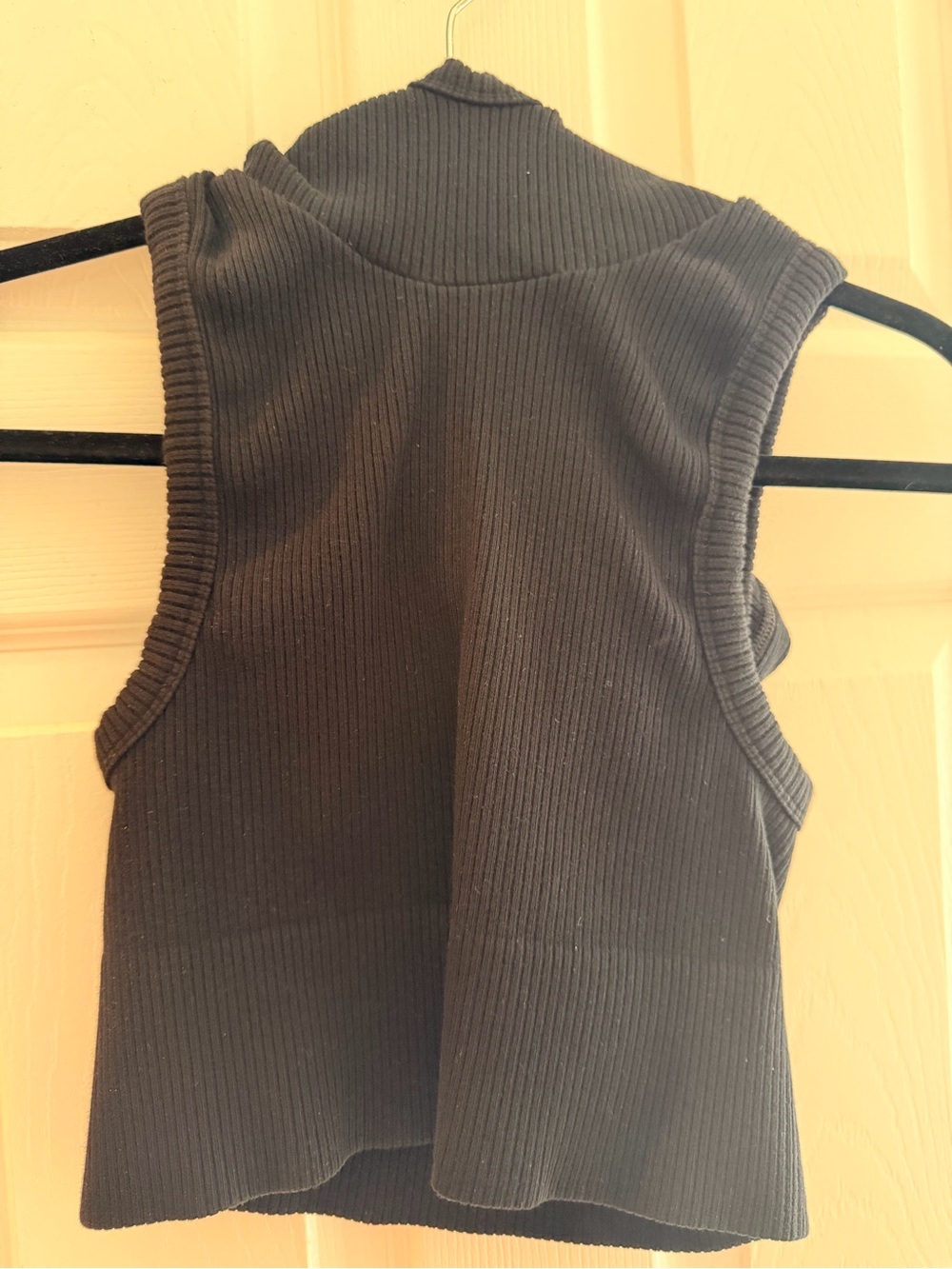 ALO Sleeveless Ribbed Black Crop Top